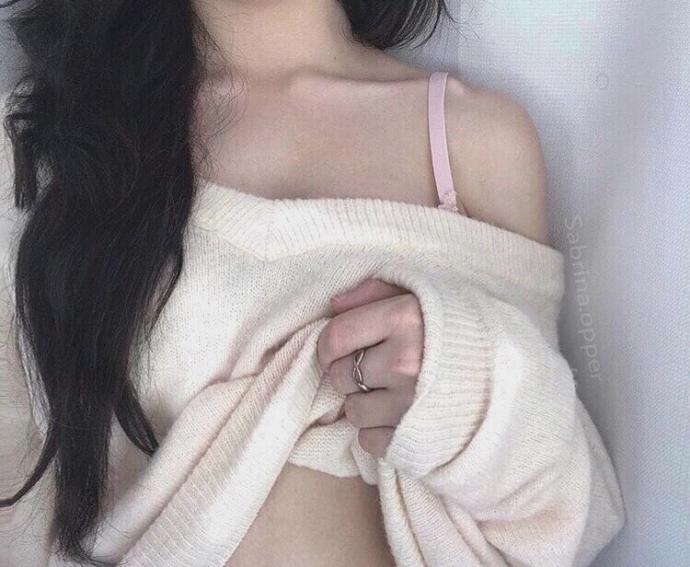 How do guys feel about more delicate/petite girls? (pictures included)?