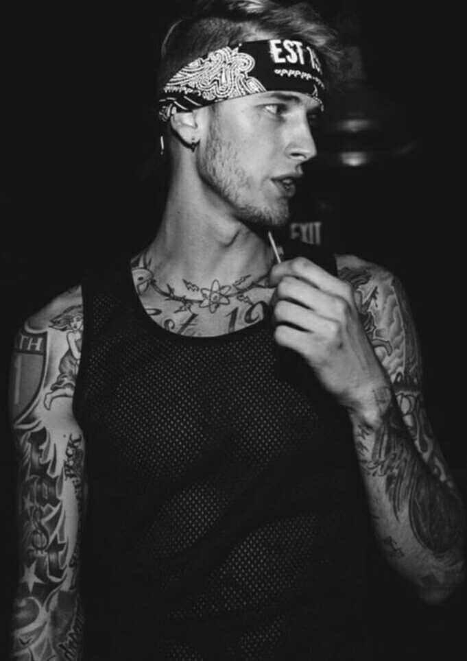 Girls, do you find Machine Gun Kelly attractive? I asked about Andy Black and every girls love him, and MGK looks like the rap version of him?