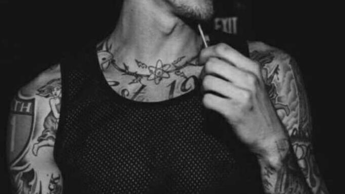 Girls, do you find Machine Gun Kelly attractive? I asked about Andy Black and every girls love him, and MGK looks like the rap version of him?
