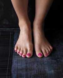 Which women's feet nail polish colour??