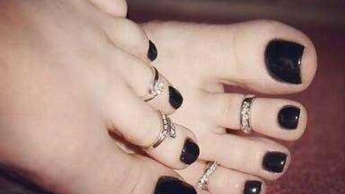 Which women's feet nail polish colour?