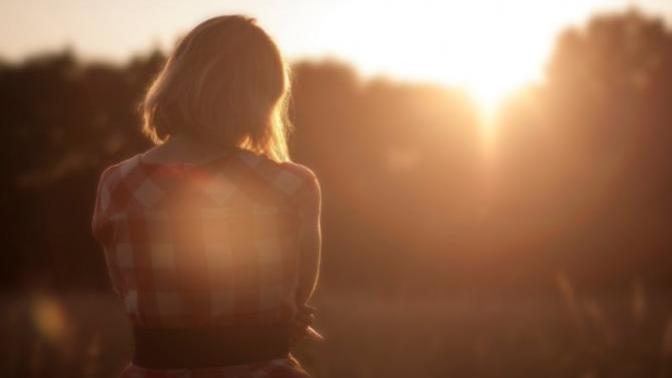 Do people tend to ignore good looking people?