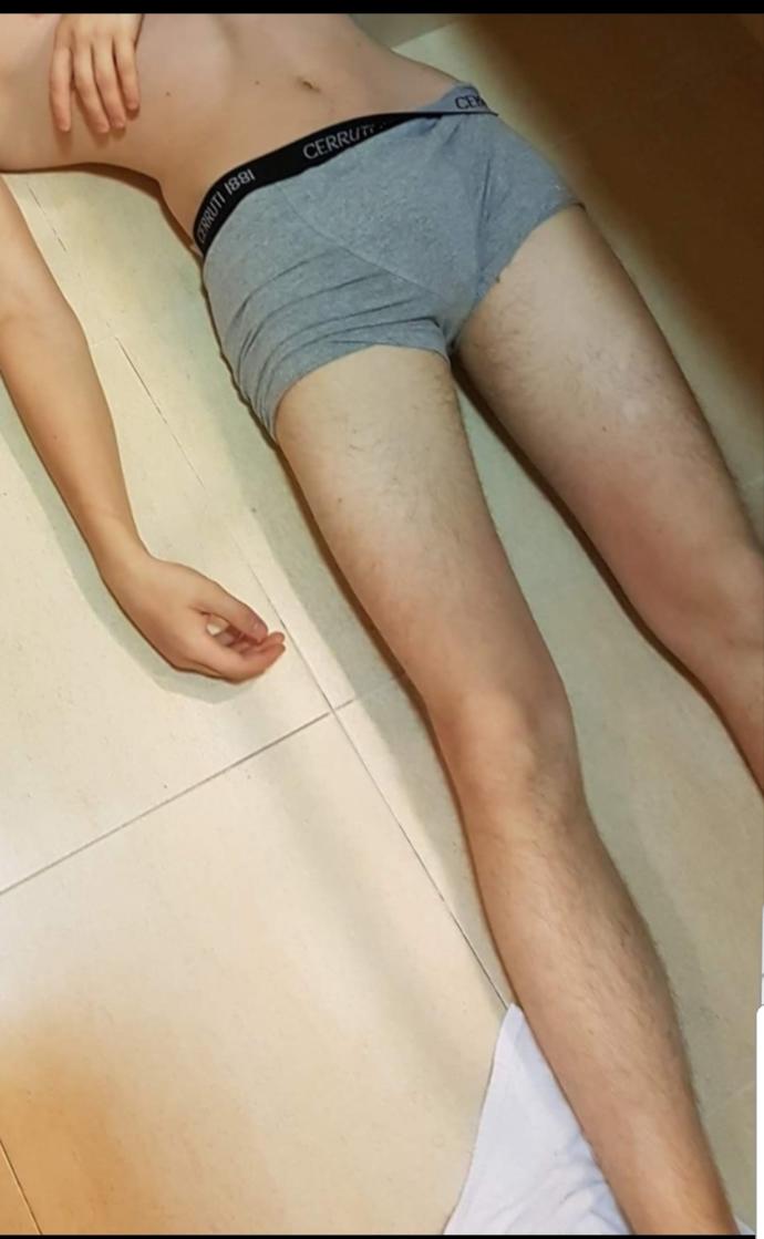 who has bigger thighs girl or boy ? 
