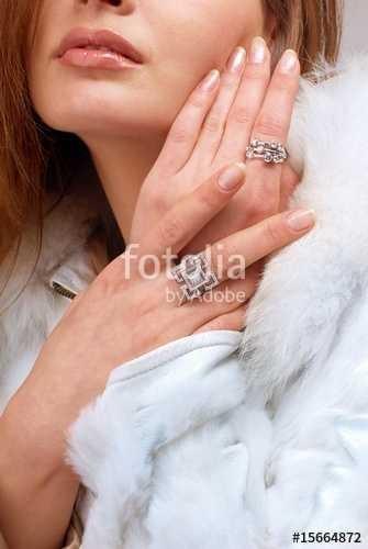 Do you like girls that wear jewelry?