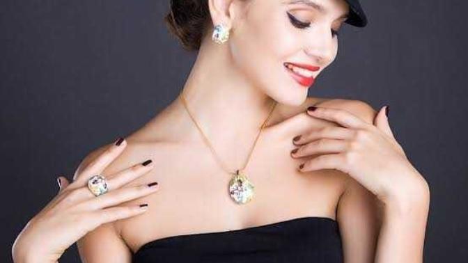 Do you like girls that wear jewelry?