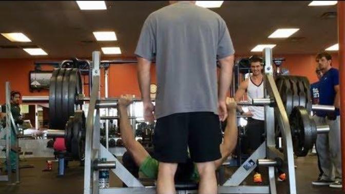 Small guy in the gym lift heavy without any struggle, how is that possible?