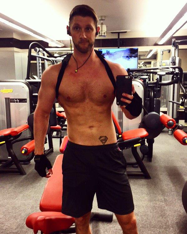 Do you think gyms should allow members to go shirtless in the weight rooms & cardio studios?