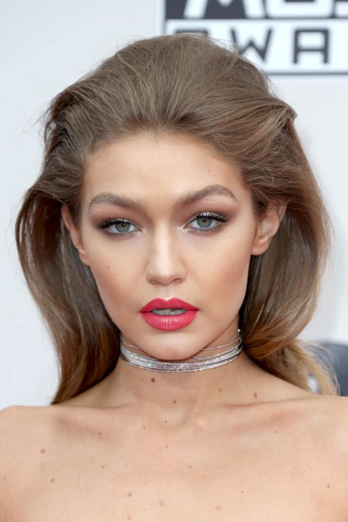 Which Victoria Secret Model is prettier/better looking- Taylor Hill or Gigi Hadid?