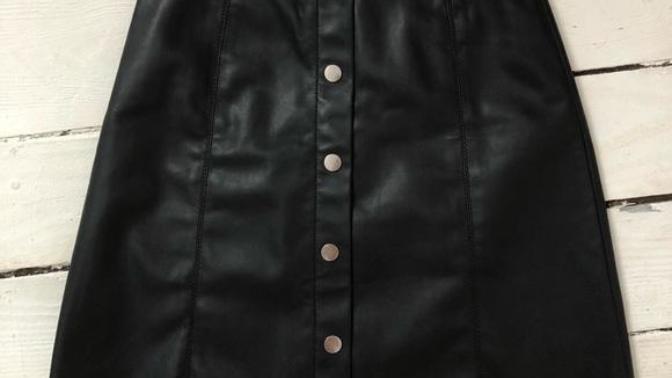 Help me Fashion part 2: What kind of top should I pair with this leather skirt?