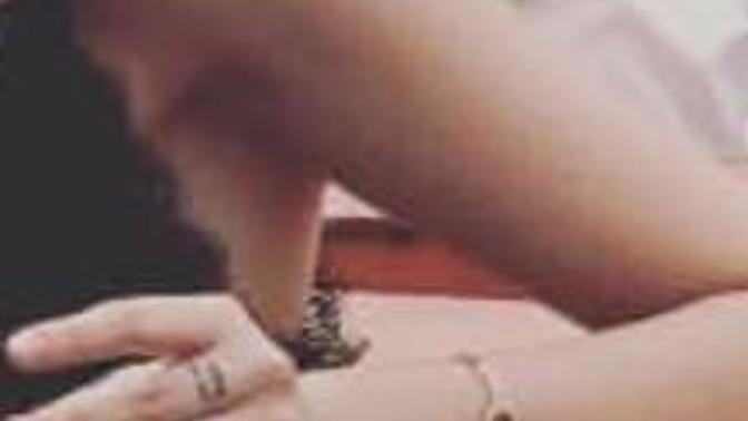 Girls, is her armpit smooth?