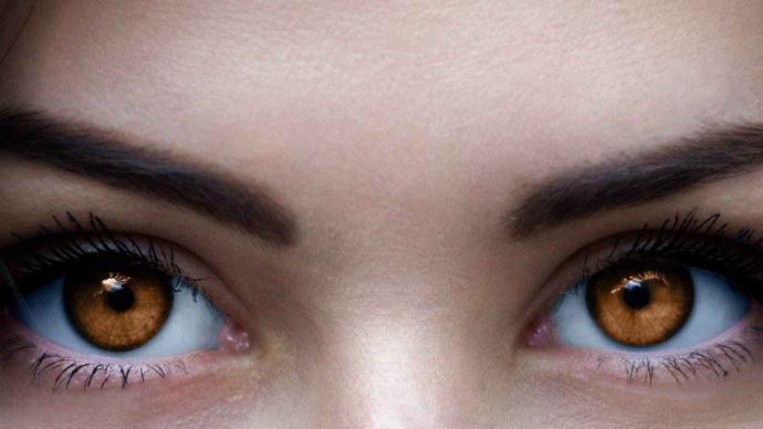 Green eyes vs amber eyes?