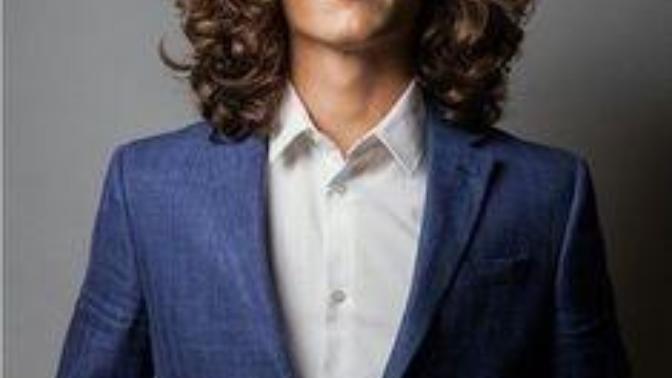 Can long hair on men be professional?
