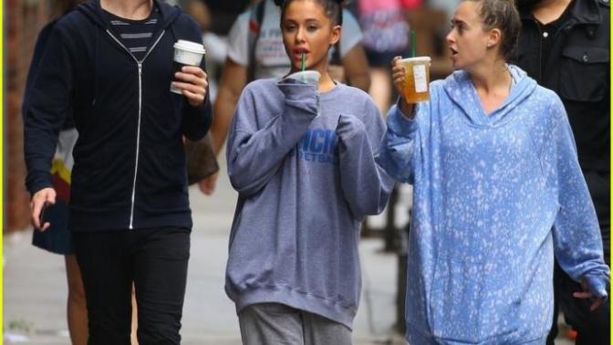 Do you reckon Ariana Grande is short or average height? how can she be so pretty when she’s super smol?