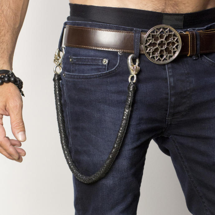 now all I need is a thicker belt 😂. Ps mine doesn't have a leather chains it's silver 😂