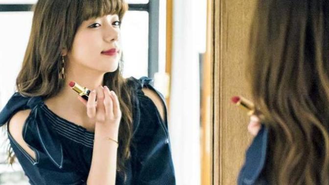 What eye makeup goes well with red lipstick?