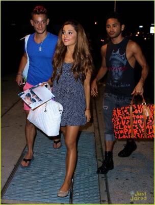 Why is Ariana grande perceived as objectively gorgeous even through she is only 153cm tall?
