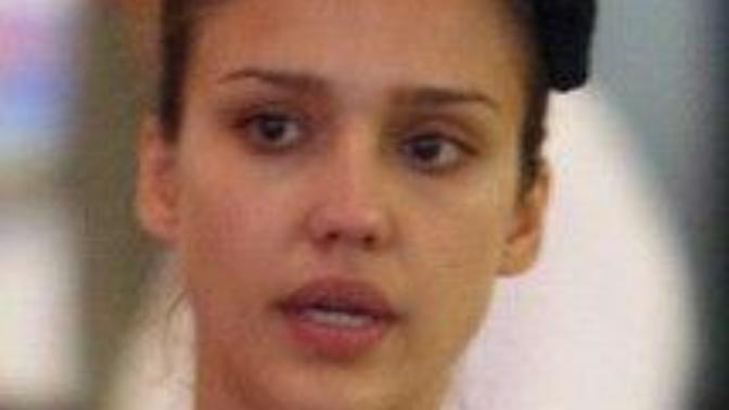 Who has the better looking no makeup face- Jessica Alba or Kate Upton?