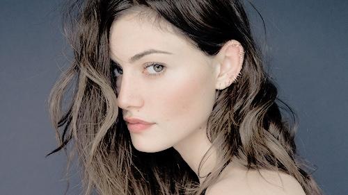 Why is everyone obsessed with Nina Dobrev while Phoebe Tonkin was also on The vampire diaries?