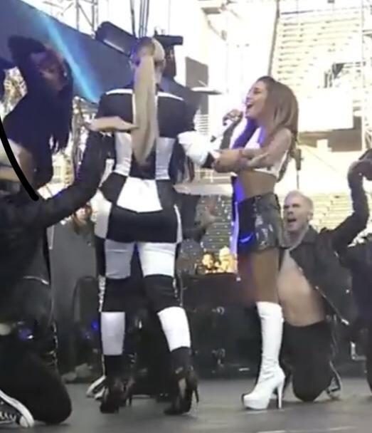 Look how short and tiny Ariana Grande is! she is wearing super high heels and still looks so small. Then how is she so beautiful?
