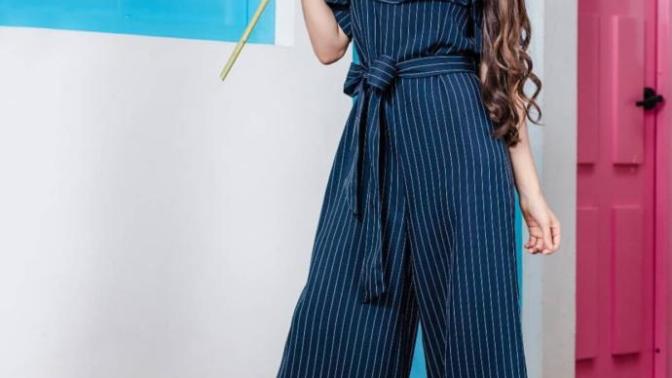 Make up look for navy jumpsuit?