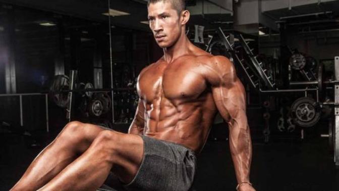 How important is being muscular when attracting attractive women?