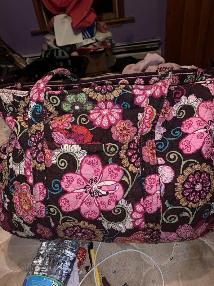Does it look small enough for it to be 9 inches for it to be a personal item to bring on a plane?