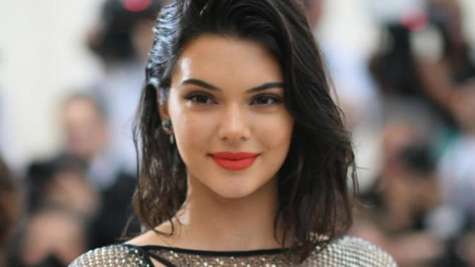Which Victoria's Secret model is more attractive?