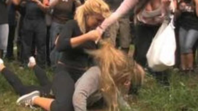 Catfight? Girls have you ever been in one? What happened? Guy's do you enjoy watching girls fighting? I was recently dragged! ?