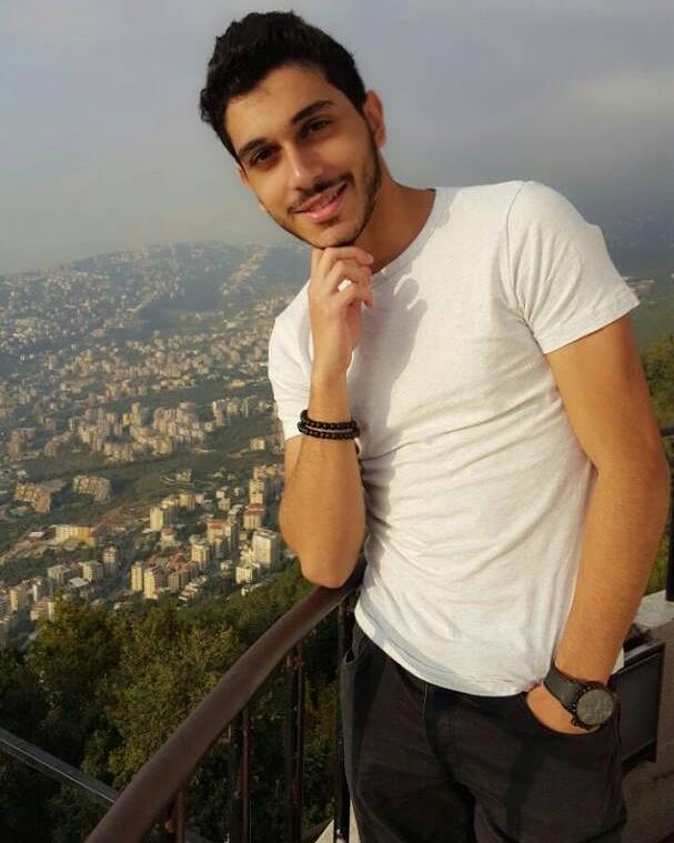 Girls, my friends always say that this guy looks like zayn malik and I don't see that big resemblance What do you think?