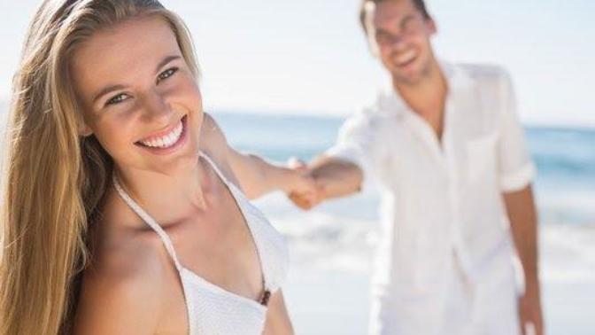What are the best ways to flirt with a guy on the beach?