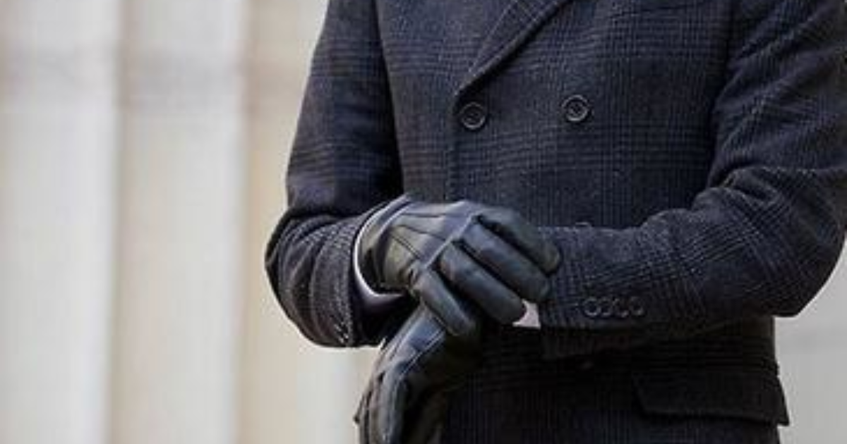 Girls, do you find guys in trench coats to be scary? GirlsAskGuys