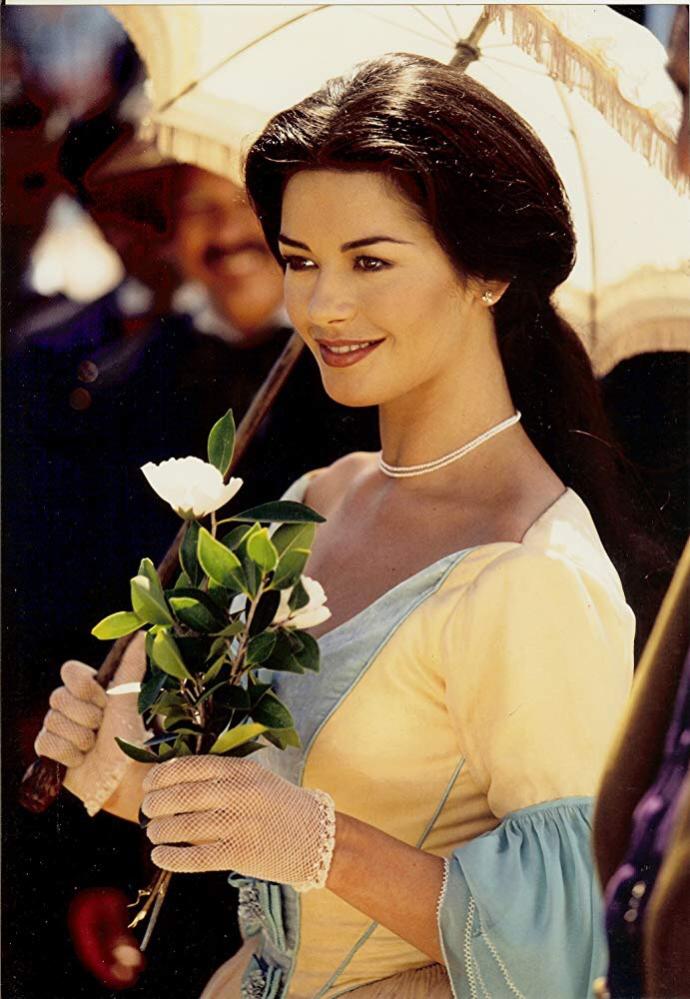 How can I do my make up to look more like Elena from Mask of Zorro?