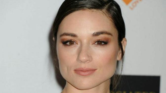 Does this woman have a nice jawline?