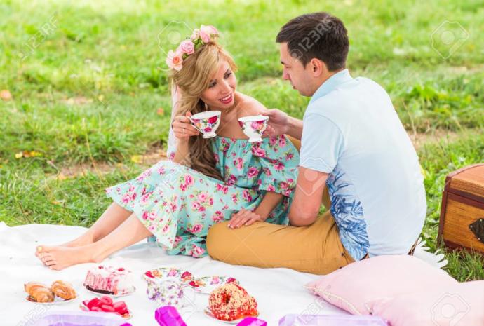 Would you prefer to eat out at a restaurant or have a picnic on a date?
