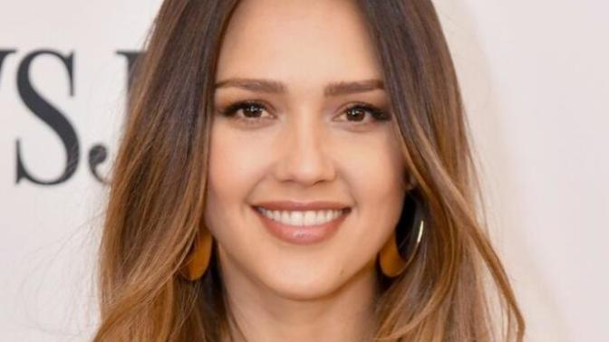 Which woman is prettier or more attractive - Jessica Alba or Kate Upton?