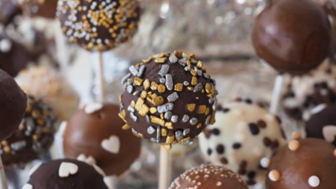 Cupcakes or Cakepops?