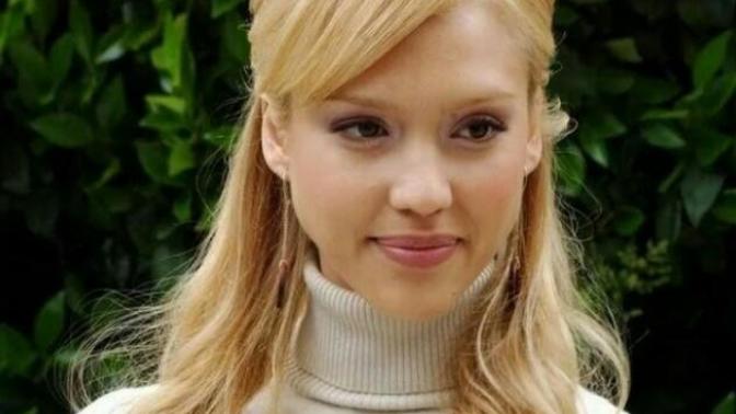 Do you think Jessica Alba looks better as a blonde or brunette?
