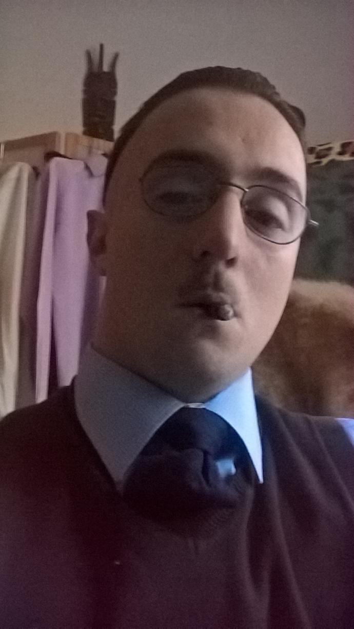 Does wearing glasses make a person look hotter?