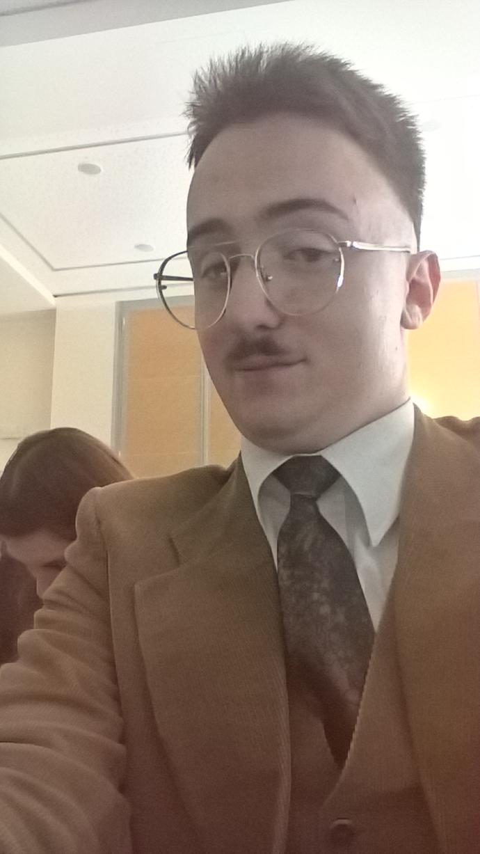 Does wearing glasses make a person look hotter?