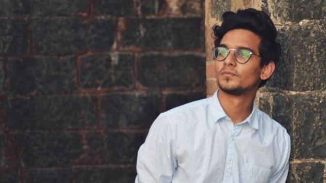 Does wearing glasses make a person look hotter?