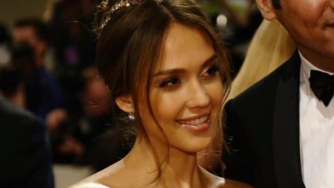 Who looked prettier at the age of 30 - Jessica Alba or Angelina Jolie?