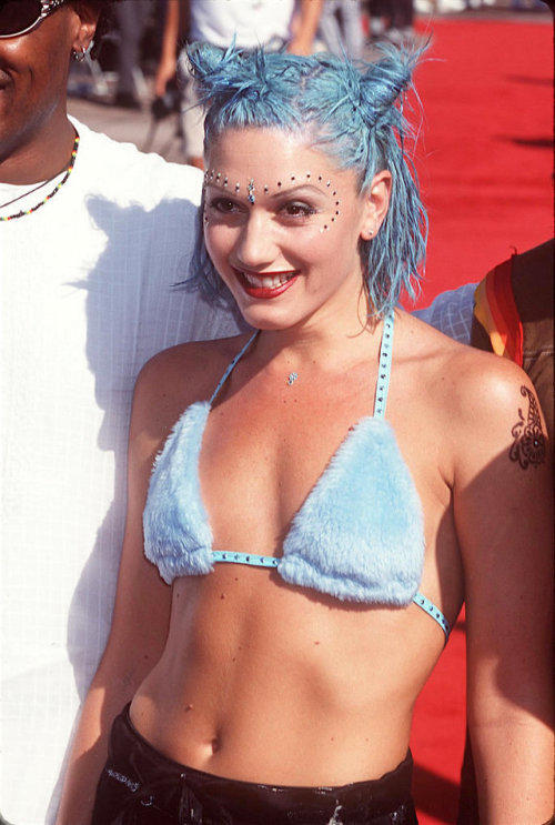 Guys, which girl has a sexier body?