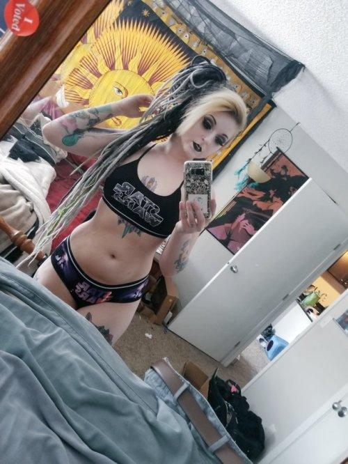 Guys, which girl has a sexier body?