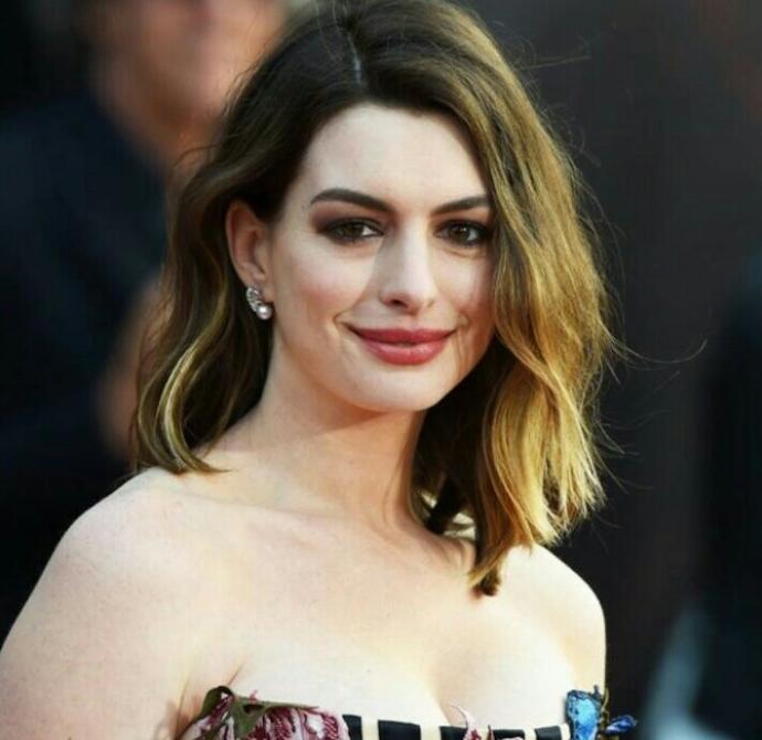 Which actress is better looking - Jessica Alba or Anne Hathaway?