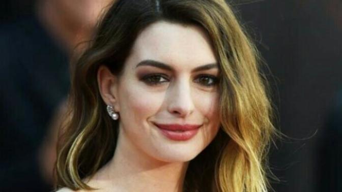 Which actress is better looking - Jessica Alba or Anne Hathaway?