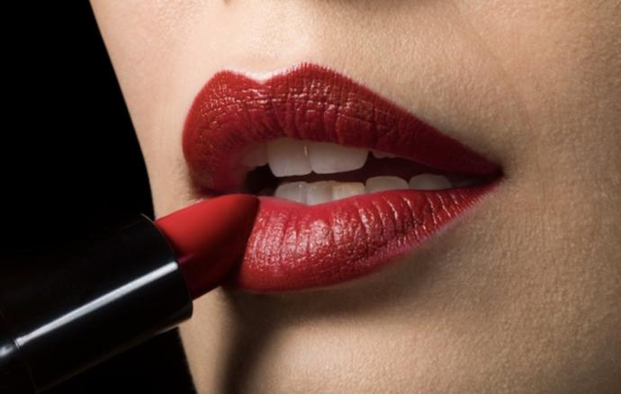 Does lipstick make a woman sexy?