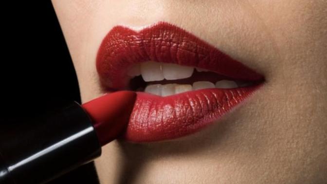 Does lipstick make a woman sexy?