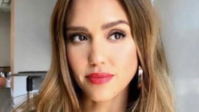 Which woman wearing red lipstick do you think is prettier or better looking - Jessica Alba or Kate Upton?