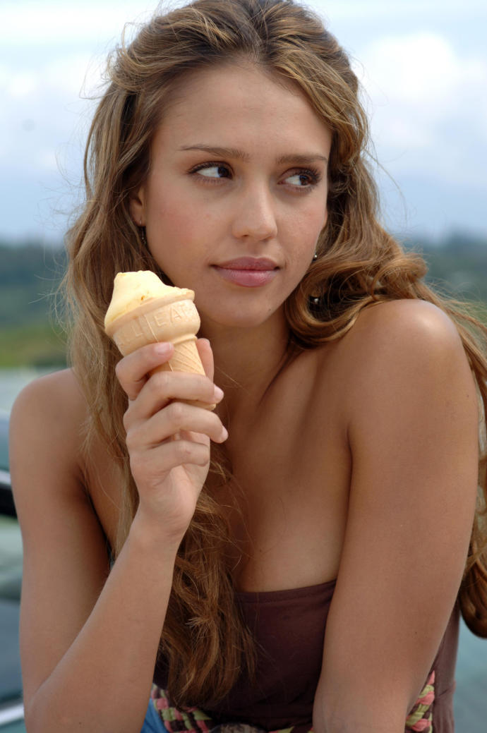 Which woman looks prettier or sexier while eating an ice-cream - Jessica Alba or Angelina Jolie?