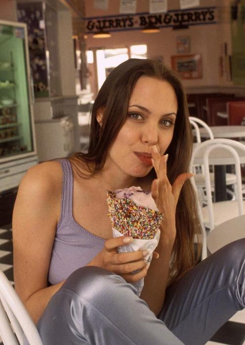 Which woman looks prettier or sexier while eating an ice-cream - Jessica Alba or Angelina Jolie?